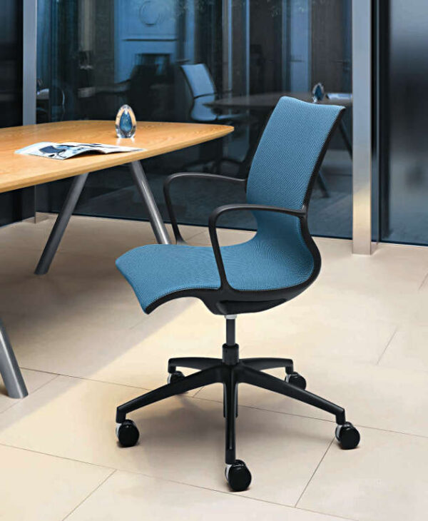 Konferenzdrehstuhl LDE in schwarz mit blauen Polsterbezug Konferenzdrehstuhl LDE in schwarz mit blauen Polsterbezug