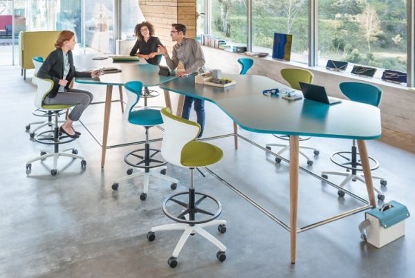 Mehrere Personen am Hochtisch SMM high desk als freiform