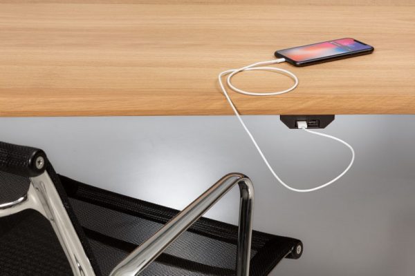 USB Ladeadapter für lynx Konferenztisch unter Tisch montiert
