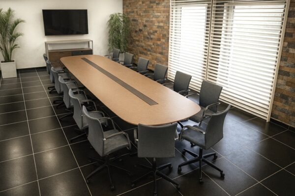 Konferenzraumeinrichtung, Stühle auf Rollen, Technikanschlüße im Tisch Konferenzraumeinrichtung, Stühle auf Rollen, Technikanschlüsse im Tisch