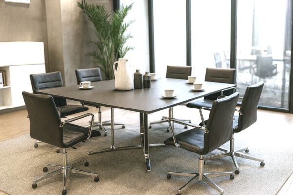 S34-F Konferenztisch quadrattisch mit LDO Konferenzdrehstühlen S34-F Konferenztisch quadrattisch mit LDO Konferenzdrehstühlen