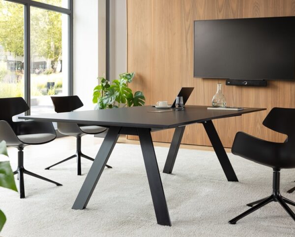 Tische Konferenzräume und Schalenstühle
